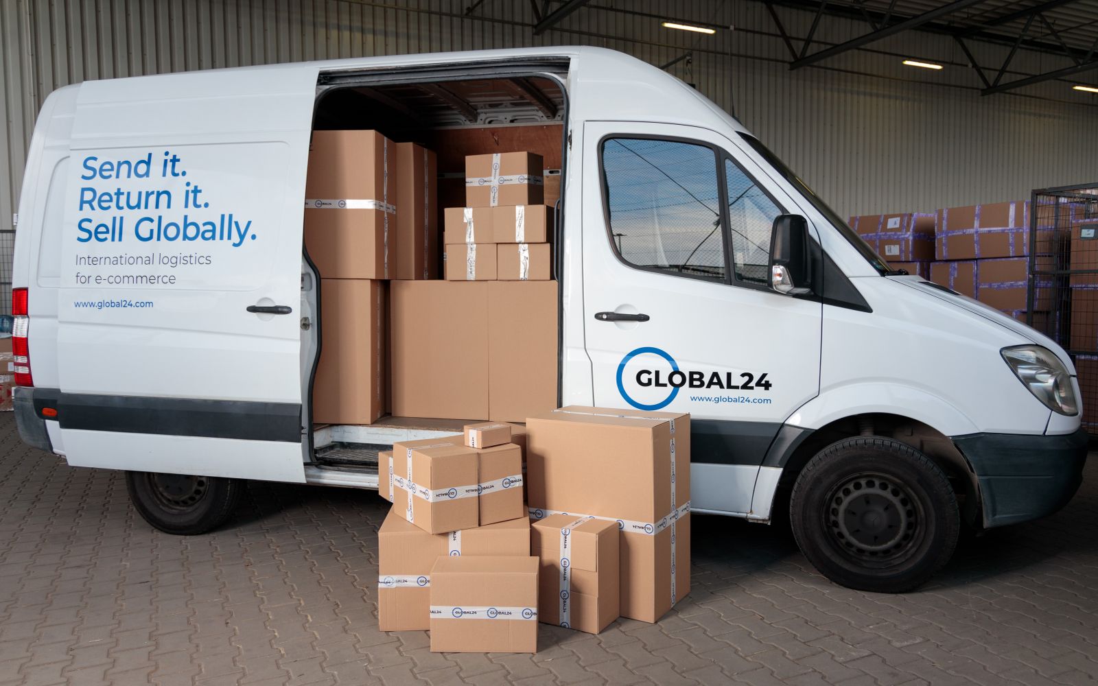 Équipe logistique dans un entrepôt de préparation de colis