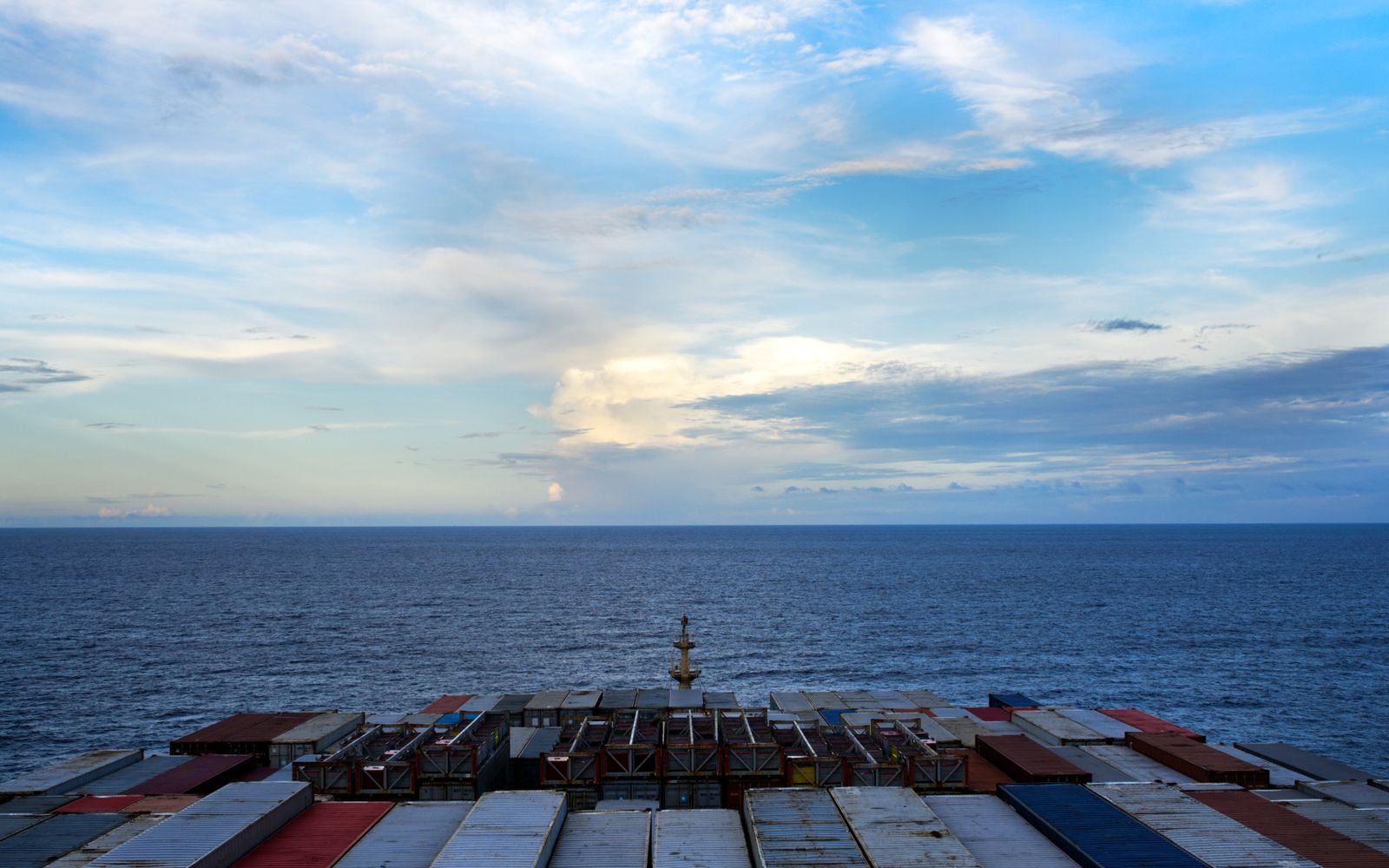 Colis circulant sur un convoyeur de centre logistique