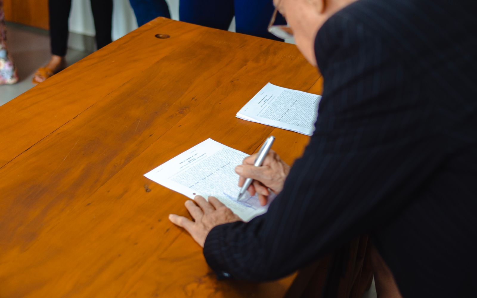 Professionnels étudiant un plan de transport autour d’une table